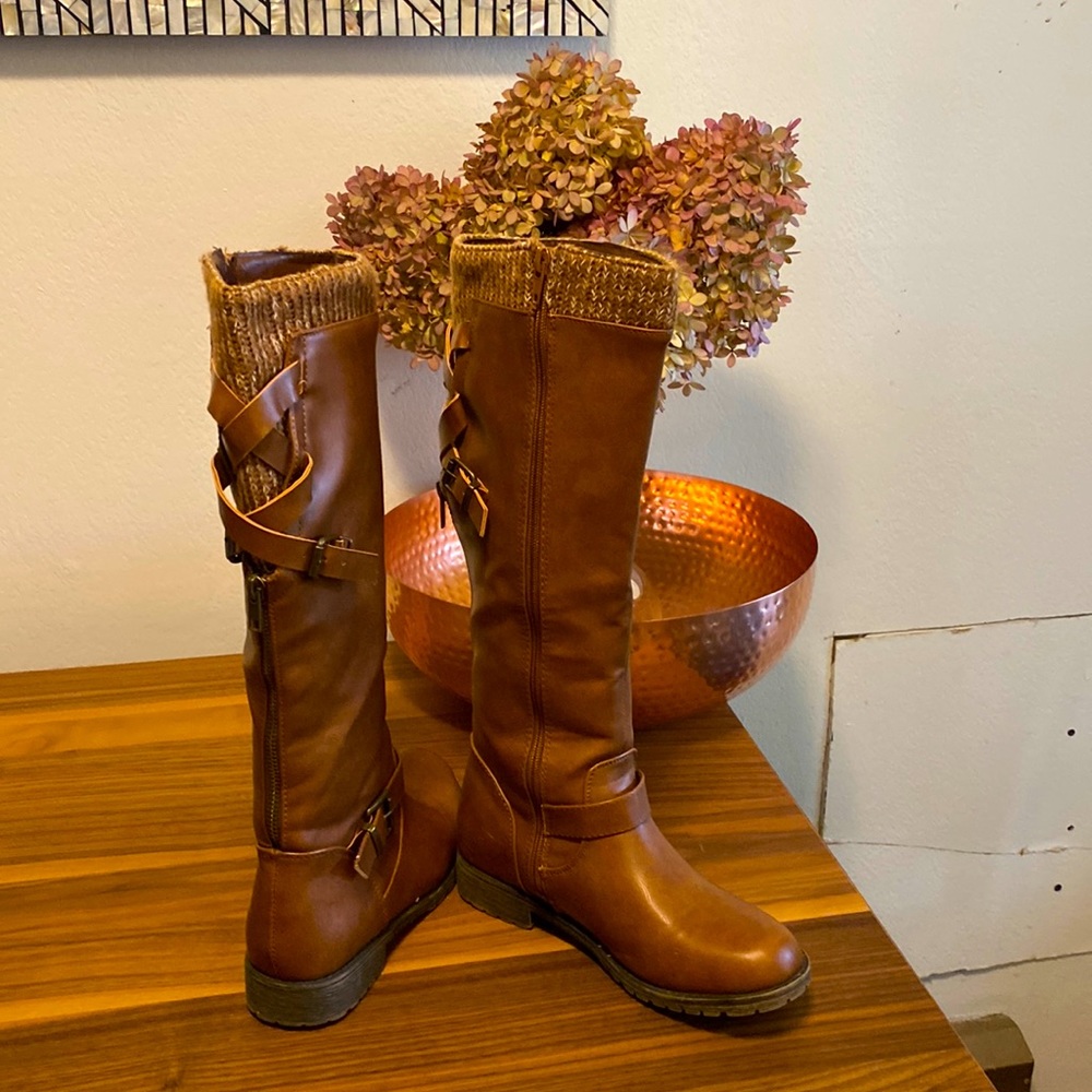 Brown side zip, lace up on back, with sweater lining.